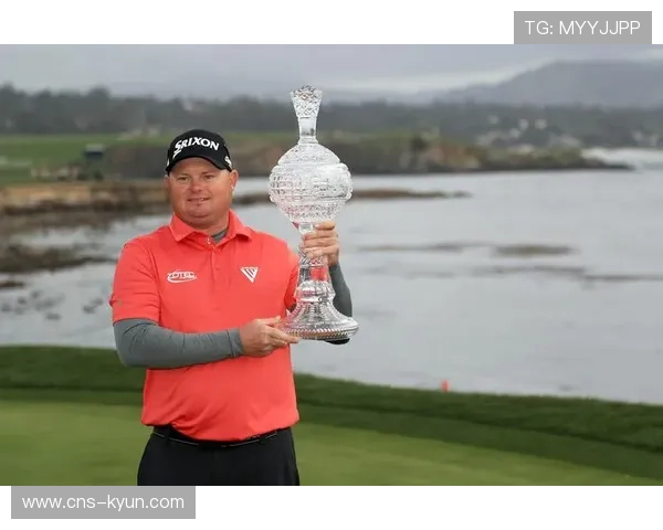 基思·米切尔与水牛城比尔队四分卫约什·艾伦搭档，在圆石滩职业-业余赛中获第六名